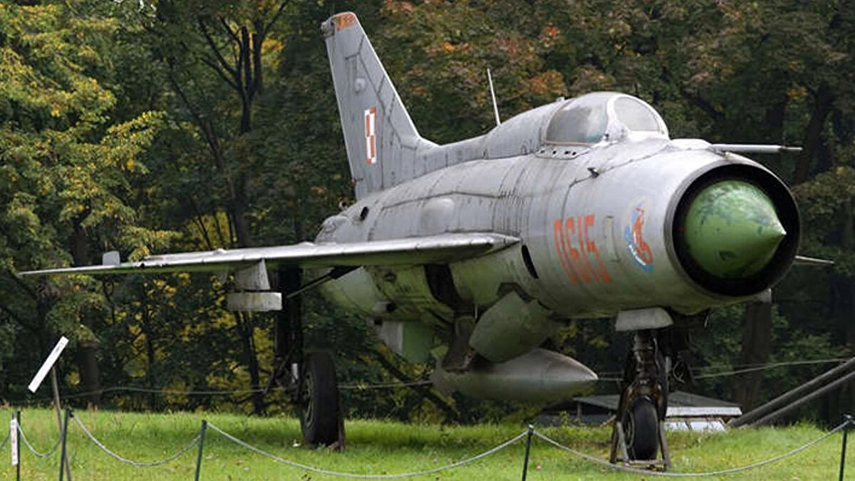 <br>Mikoyan-Gurevich MiG-21: Havadaki süpersonik tehlike<br><br>1959’da aktif hizmete giren ve Mach 2 hızına ulaşabilen süpersonik savaş uçağı Mig-21, dünya genelinde onlarca ülke tarafından kullanıldı ve tam 10.000’den fazla üretildi. Proje geliştirilirken birçok kez revize edilse de nihai ikonik tasarımı onaylandıktan sonra havacılık tarihine adını altın harflerle yazdırdı.<br>