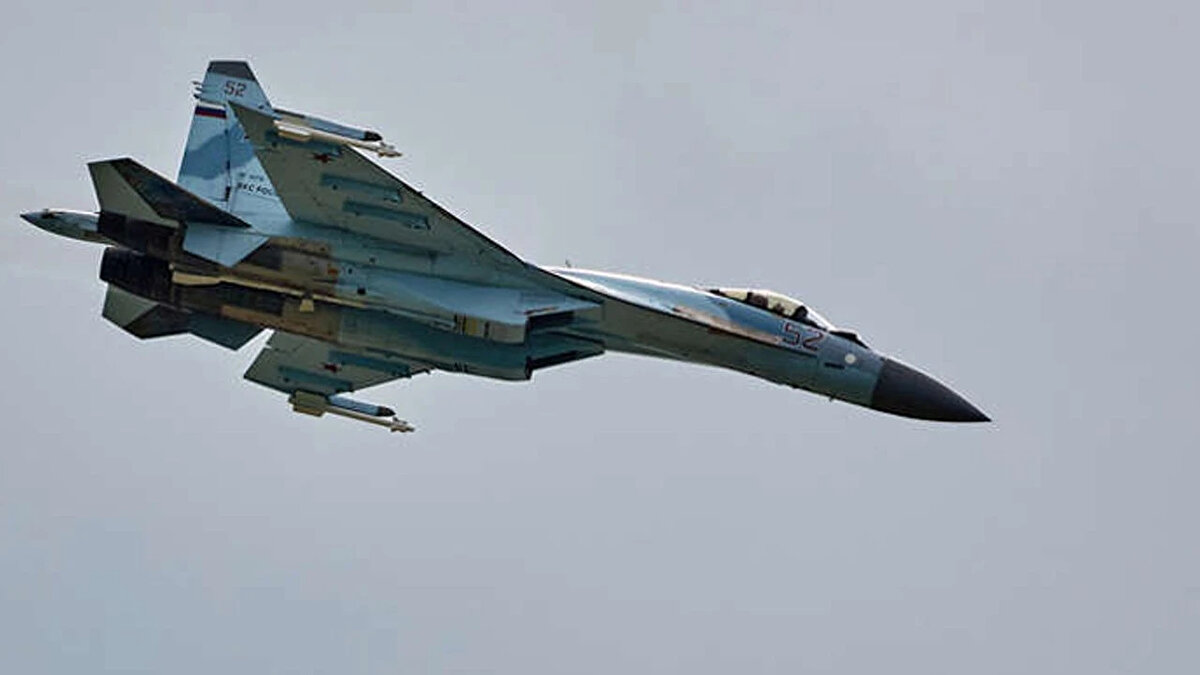 <br>Sukhoi Su-47<br><br>Sovyetler Birliği döneminde üretilen savaş uçakları, diğer ülkelerin geliştirdiği jetlerden çok farklı ve alışılmadık tasarımlara sahip oluyordu. Bu uçakların en dikkat çekici örneklerinden biri de Sukhoi Su-47 modeli oldu. Su-47, "tandem-triple" yani üçlü kanat düzenine sahipti; uçakta, gövde boyunca yer alan bir çift canard (ön küçük kanat) ve kuyruk kanatçıkları dahil olmak üzere toplam üç kanat seti bulunuyordu. Ancak bu, Su-47’nin sıra dışı tasarım özelliklerinden sadece biriydi. Uçağın en belirgin özelliği, kanatlarının ileriye doğru süpürülmüş olmasıydı; yani kanatlar çoğu savaş uçağının tersine, gövdenin önüne doğru uzanıyordu. Bu cesur tasarım, siyah boya ve beyaz burunla birleştiğinde, Su-47’yi adeta bir aksiyon filmi kötü karakterinin kullanacağı bir savaş aracı görüntüsüne dönüştürüyordu.<br>