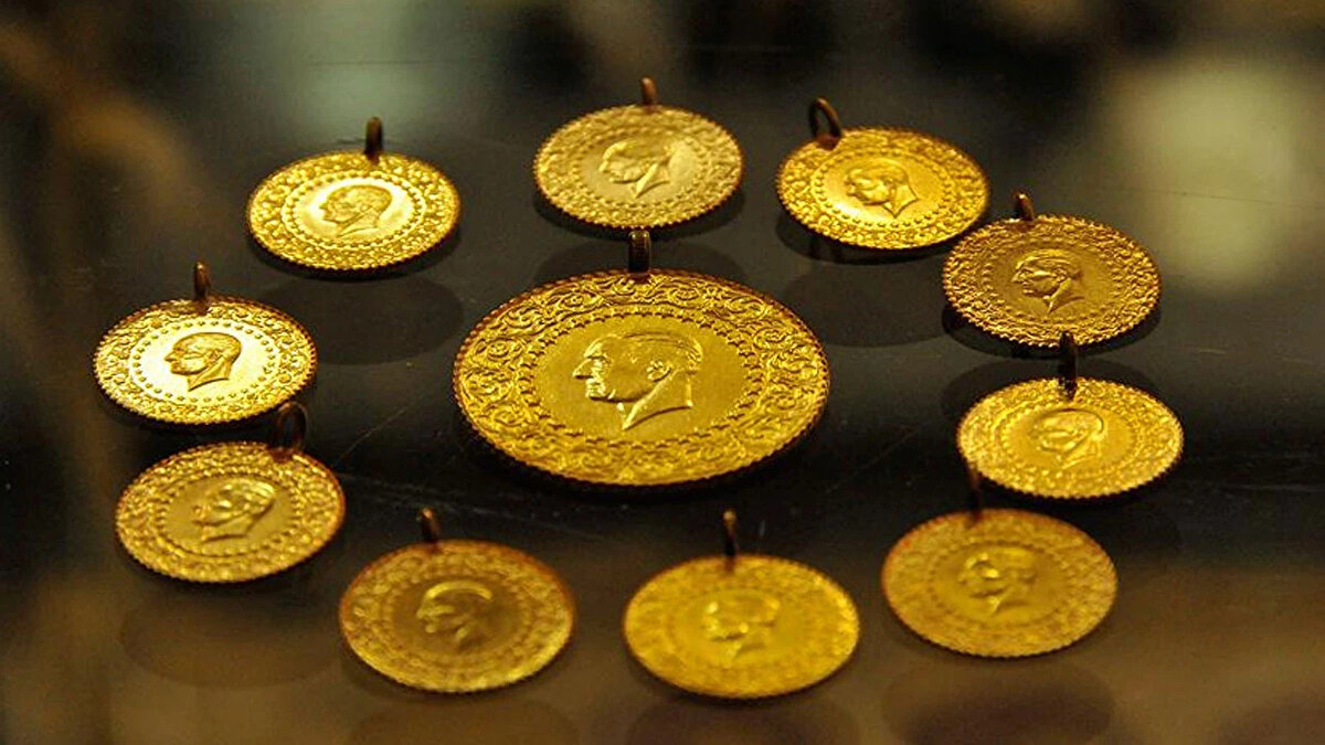 24 Haziran 2025 Salı günü altın alım-satımı yapmak isteyenler, piyasalardaki son durumu yakından izliyor. ABD Başkanı Donald Trump’ın, İran ile İsrail arasında ateşkesin yürürlüğe girdiğini açıklaması ve bu kararın ihlal edilmemesi yönündeki çağrısı, piyasalarda risk iştahını artırdı. Bu gelişme, güvenli liman olarak görülen altına olan talebi azaltarak fiyatların düşmesine neden oldu. Altının gram fiyatı, sabah saatlerinde 4.243 TL seviyesinden işlem görüyor. Yatırımcılar, gram altının yanı sıra Cumhuriyet, çeyrek, yarım, tam, ata altın ve 22 ayar bilezik fiyatlarını da araştırıyor. Peki, bugün Cumhuriyet altını, yarım altın, çeyrek altın, tam altın, ons altın ne kadar, kaç TL? İşte, 24 Haziran 2025 altın fiyatları alış-satış tablosu...