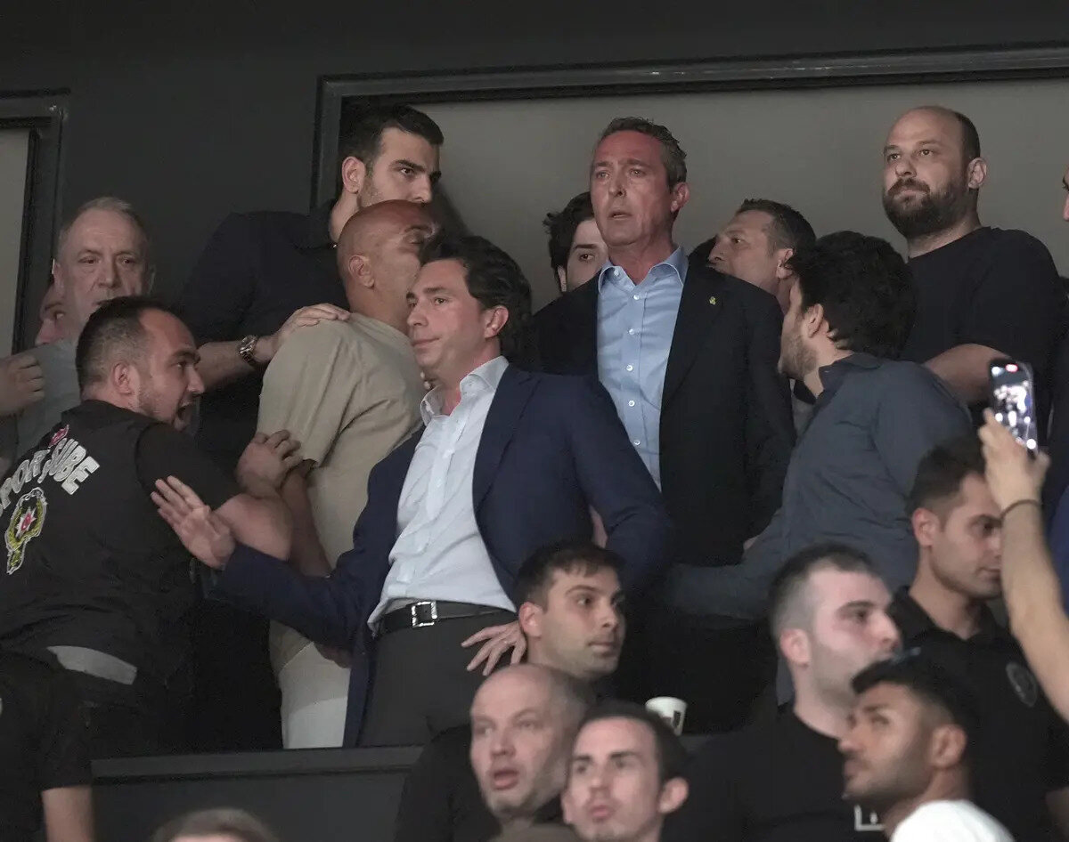 Maç sonu da devam etti <br><br>Mücadelenin ardından bir süre daha devam eden olaylar, emniyet güçlerinin de araya girmesiyle birlikte son buldu.<br><br>