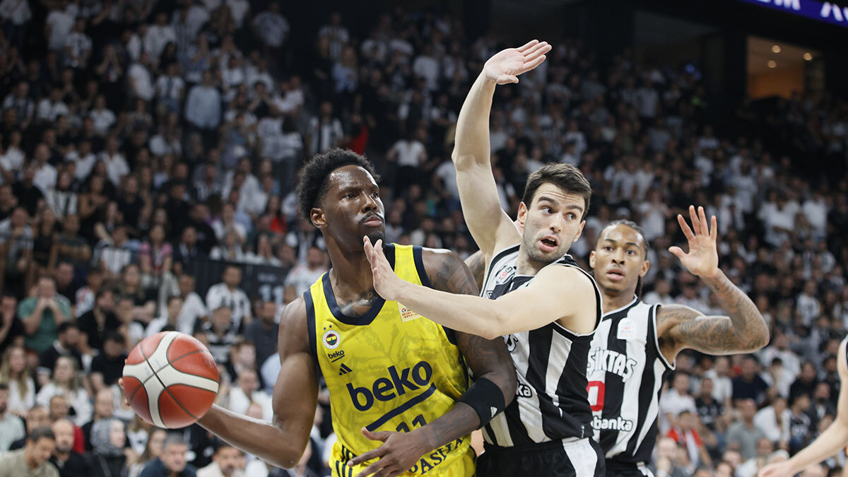 Türkiye Sigorta Basketbol Süper Ligi final serisi 4. maçında Fenerbahçe Beko, deplasmanda Beşiktaş Fibabanka'yı 91-87 mağlup etti ve seride 3-1 öne geçti.<br><br>