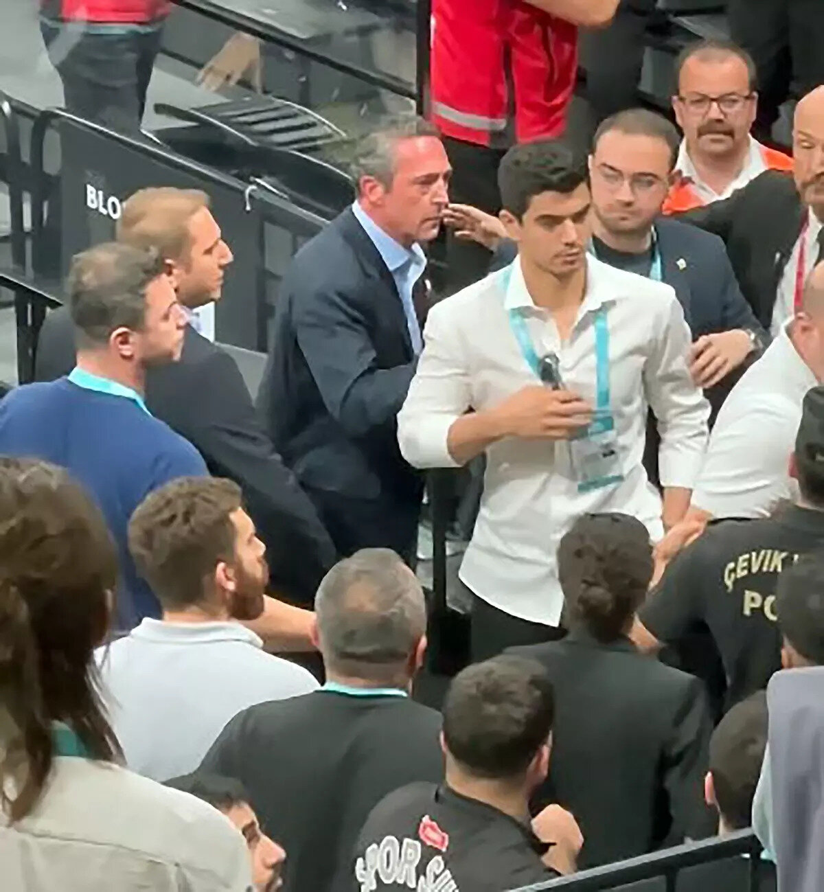 Maç sonu kavga çıktı<br><br>Derbinin son saniyelerinde salonda bir gerginlik çıktı. Siyah-beyazlı taraftarların küfürlü tezahüratının ardından Fenerbahçe Kulübü Başkanı Ali Koç, saha kenarından hızlı adımlarla yöneticilerin bulunduğu locaya doğru yöneldi.<br><br>Derbinin son saniyelerinde salonda bir gerginlik çıktı. Siyah-beyazlı taraftarların küfürlü tezahüratının ardından Fenerbahçe Kulübü Başkanı Ali Koç, saha kenarından hızlı adımlarla yöneticilerin bulunduğu locaya doğru yöneldi.<br><br>