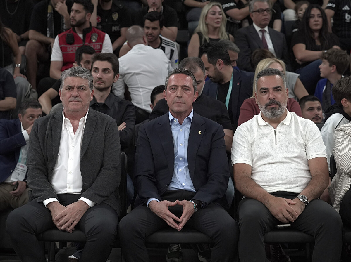 İki başkan mücadeleyi birlikte izledi<br><br>Mücadeleyi, iki takımın başkanı birlikte izledi. Beşiktaş Başkanı Serdal Adalı ve Fenerbahçe Başkan Ali Koç, maçı saha kenarından takip etti.<br><br>