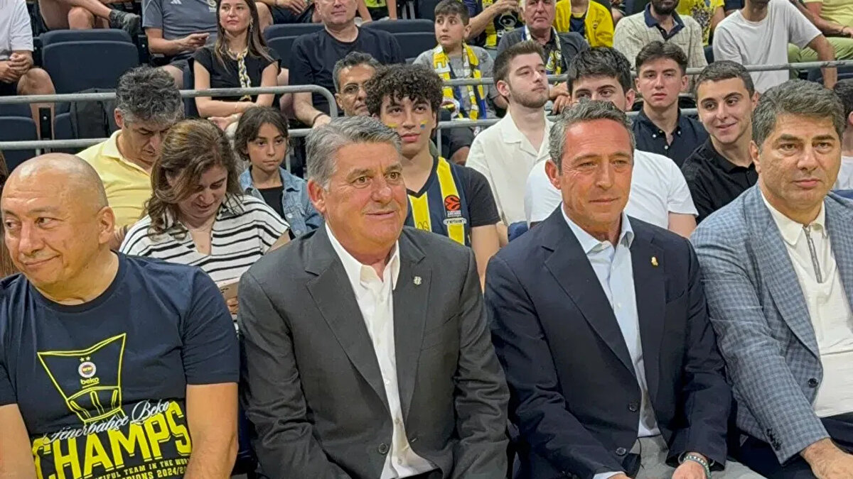 Serdal Adalı sakinleştirmeye çalıştı<br><br>Locada bulunan Fenerbahçeli yöneticilerle Beşiktaşlı taraftarlar arasında tartışma yaşandı. Beşiktaş Kulübü Başkanı Serdal Adalı ile yöneticiler, locaya çıkarak taraftarları sakinleştirmeye çalıştı.<br><br>