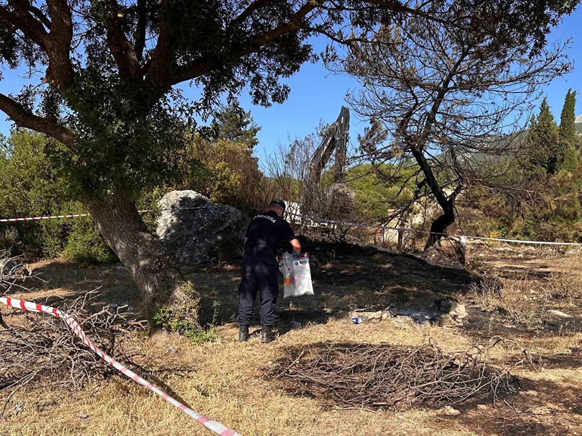 Yangının çıkış nedeniyle ilgili başlatılan inceleme kapsamında, Soma Orman İşletme Şefliğine bağlı orman muhafaza memurları ve jandarma ekipleri ortak çalışma yürüttü.