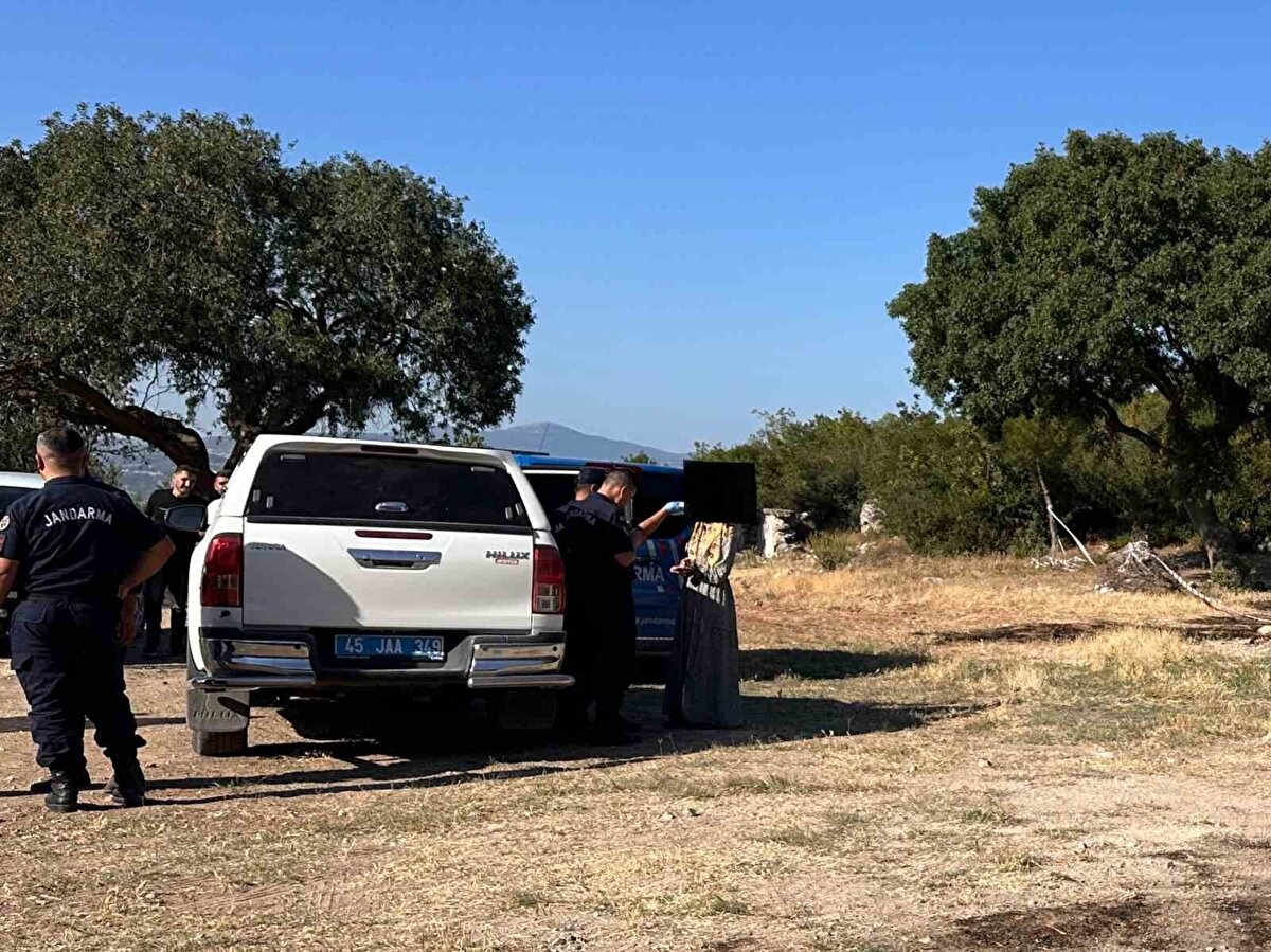 Yangın, saat 15.00 sıralarında Soma ilçesi Yukarı Avdan Mahallesi’ndeki ormanda meydana geldi. İhbar üzerine Soma Orman İşletme Müdürlüğü personeli, yangına hızla müdahale ederek alevlerin yayılmasını önledi.