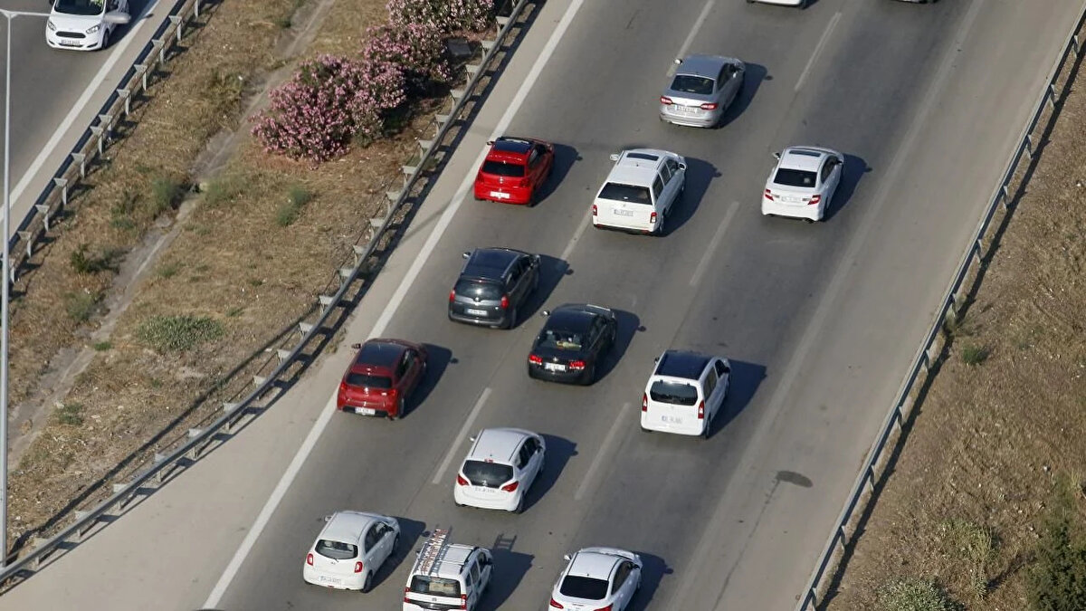 <br><br>Motorlu Taşıtlar Vergisi (MTV) borcu sorgulama ve ödeme işlemi; anlaşmalı bankaların şubelerinden, internet bankacılığından plaka bilgisi ile yapılır.<br>