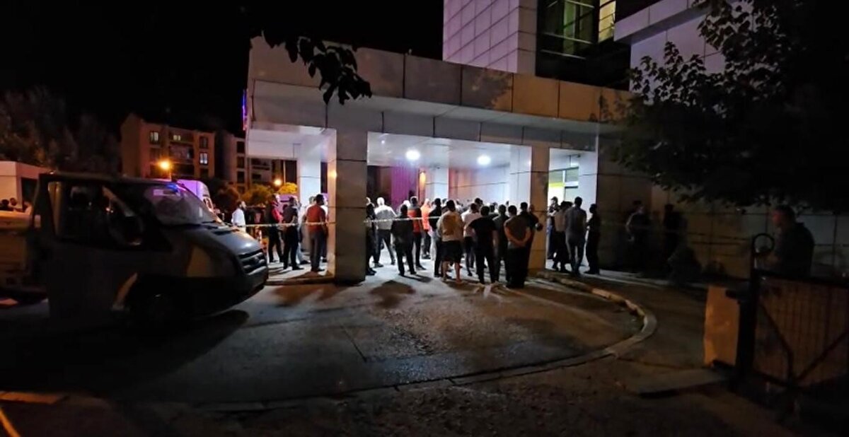 Dursun, vücuduna isabet eden kurşunlarla kanlar içerisinde kalırken, şüpheli ise olay yerinden kaçtı. Silah sesleri çevrede endişe yaratırken, ağır yaralandığı belirlenen Dursun’a sağlık personeli hemen müdahale etti.