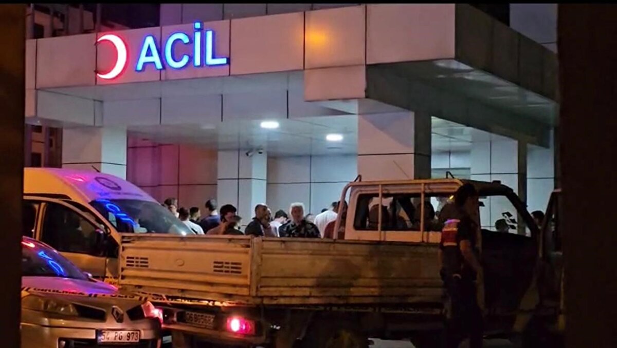 Olay saat 22.00 sıralarında Sapanca İlçe Devlet Hastanesi bahçesinde meydana geldi. Kamyonetle hastaneye gelen Ali Dursun, aracın içerisinde E.A. isimli kişiyle tartıştı. Sebebi henüz belirlenemeyen tartışma sırasında E.A.’nın tabanca ile ateş açtı.