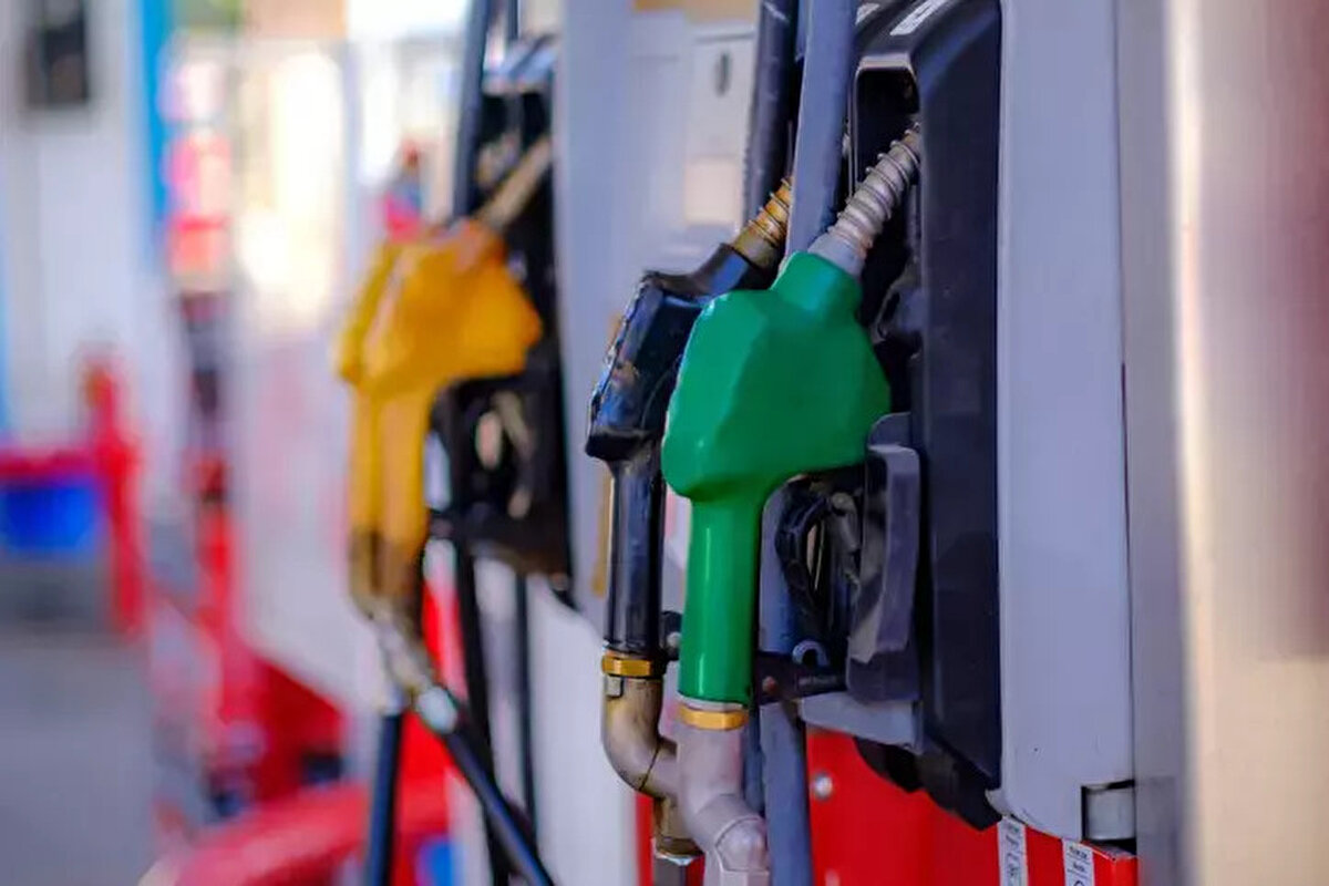 Akaryakıta zam ya da indirim var mı?<br><br>Benzin ve motorin fiyatlarına 21 Haziran Cumartesi gecesinden itibaren geçerli olmak üzere zam gelmişti. Benzinin litre fiyatına 1,51 TL, motorinin litre fiyatına ise 3,30 TL zam yansımıştı. Böylece motorin fiyatları birçok kentte 55 TL’ye dayanmıştı.<br><br>Brent petrol fiyatlarındaki dalgalanma, iç piyasada akaryakıt fiyatlarını da hareketlendirmeye devam ediyor. Benzin ve motorin fiyatları, zaman zaman gelen zam ve indirim haberleriyle yön değiştiriyor.<br><br>Sektör temsilcilerinden alınan bilgilere göre, motorin fiyatlarında yeni bir gelişme yaşandı. 24 Haziran Salı gününden itibaren geçerli olmak üzere motorinin litre fiyatına 1 lira 66 kuruşluk bir indirim yapıldı. İşte 24 Haziran 2025 güncel akaryakıt fiyatları: