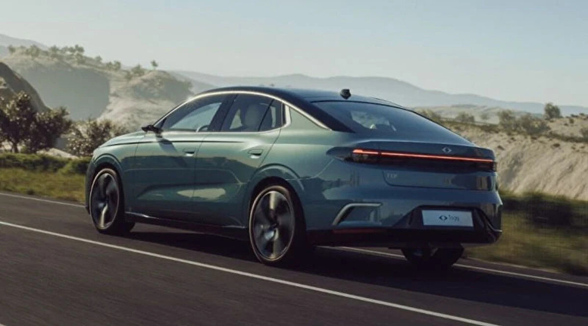 Türkiye'nin yerli ve milli otomobili Togg’un yeni fastback sedan modeli T10F için bekleyiş sürüyor. Ön sipariş sürecine sayılı günler kalırken, Togg T10F ile ilgili yeni bir kampanya gündeme geldi. Uzun süredir beklenen hurda araç teşviki düzenlemesinin TBMM’ye sunulması, eski araç sahipleri için büyük bir fırsat doğuruyor. Eğer düzenleme yasalaşırsa, 1999 ve öncesi model araçlarını hurdaya ayıran vatandaşlar, yeni bir Togg T10F satın alırken ÖTV muafiyeti sayesinde ciddi bir fiyat avantajı elde edebilecek. Böylece hem cebini düşünen hem de çevreye duyarlı vatandaşlar için yerli üretim elektrikli araçlara geçiş süreci hız kazanacak.