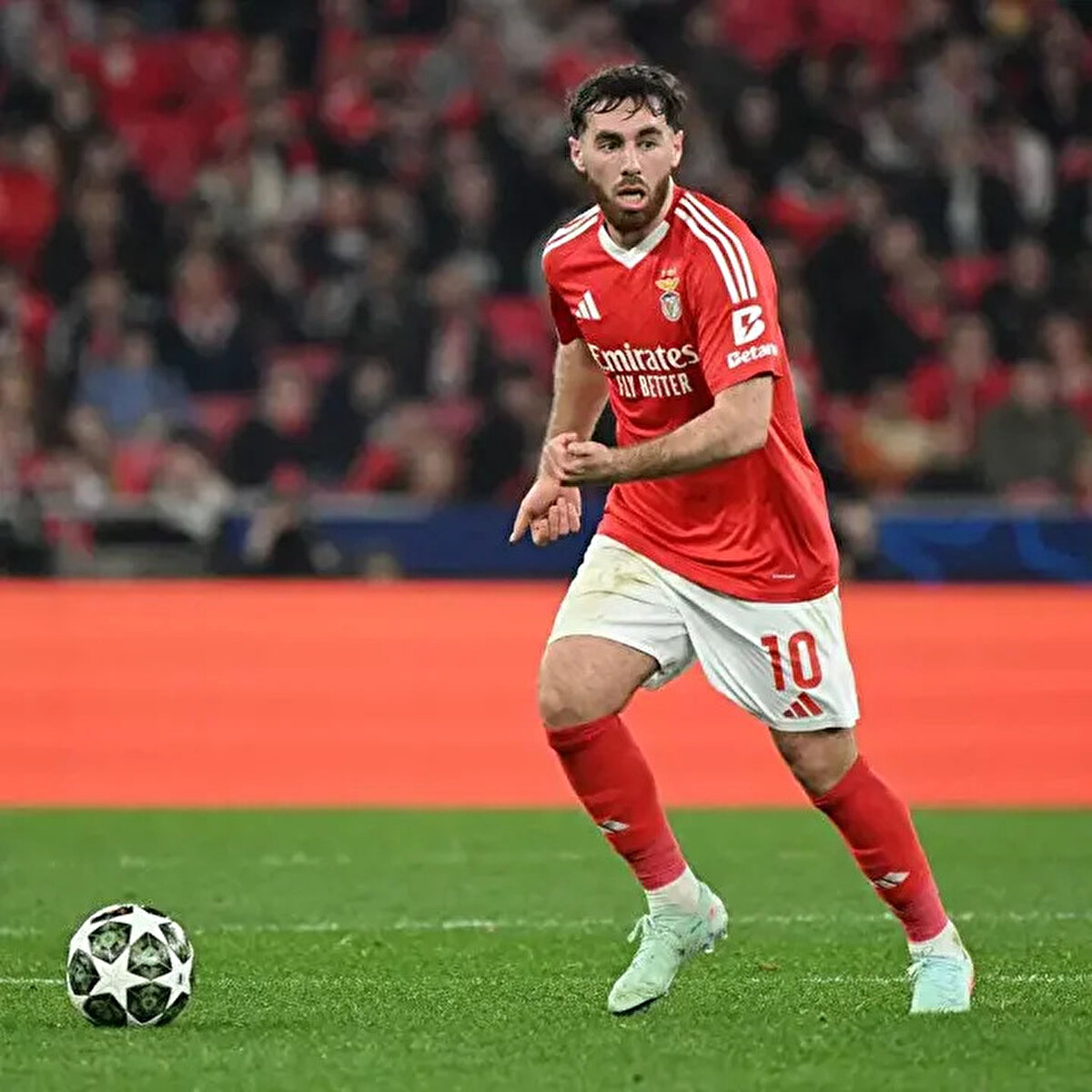 Benfica Kulübü piyasa değeri 30 milyon euro olan Orkun Kökçü için astronomik teklifler dışında pazarlık masasına oturmayı düşünmüyor.<br>