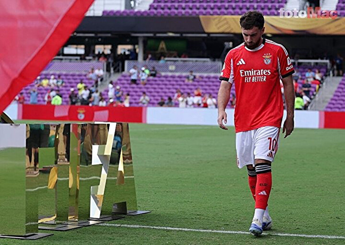 Portekiz basınından A Bola; sarı-lacivertlilerin, Jose Mourinho’nun uzun süredir takip ettiği Orkun için ABD’de hocasıyla yaşadığı tartışma sonrası harekete geçtiğini yazdı. <br>