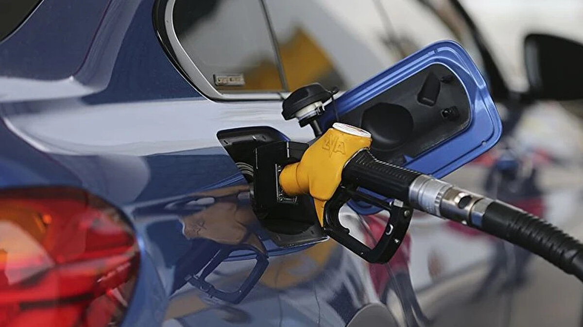 Ateşkes ile birlikte petrolün varil fiyatı 80 dolardan 67 dolara kadar geriledi. Yaşanan indirimin pompa fiyatlarına yansıyacağı tarih de belli oldu. Perşembeden (26.06.2025) geçerli olmak üzere motorinde 4,13 TL, benzinde ise 2,51 TL indirim beklendiği açıklandı.