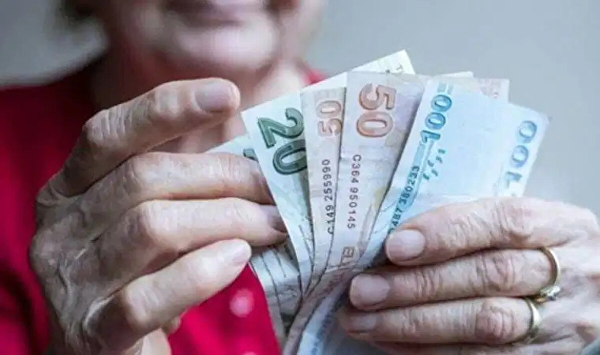 2000-2008 arası girişliler için büyüme ve enflasyon etkili<br><br>Bu dönemde ilk sigorta girişi yapılanlar için maaş hesaplaması, yıllık TÜFE (enflasyon) oranı ve gelişme hızı (büyüme oranı) dikkate alınarak yapılıyor. TÜİK’in açıkladığı 2023 verilerine göre; yüzde 64.77 enflasyon ve yüzde 4.5 büyüme oranı esas alınarak 2024 sonunda emekli olanların güncelleme katsayısı 1.8616 olarak belirlendi. Bu nedenle 2024’te emekli olanların maaşı daha yüksek oldu.