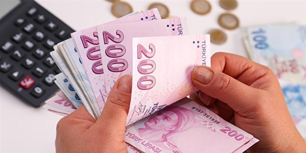 Emekli maaşı hesabında 3 kritik tarih: 2000 öncesi, 2000-2008 arası ve 2008 sonrası<br><br>SGK’nın maaş hesaplama sistemine göre emekli olacak kişilerin ilk sigorta başlangıç tarihleri büyük önem taşıyor. 2000 yılından önce sigortalı olanların maaş hesaplamasında gösterge rakamı esas alınırken, 2000-2008 yılları arasında işe girenler için güncelleme katsayısı ve kazanç ortalamaları dikkate alınıyor. 2008 sonrası işe başlayanlar ise tamamen yeni sisteme tabii tutuluyor ve maaşlar güncellenmiş kazançlar üzerinden hesaplanıyor.