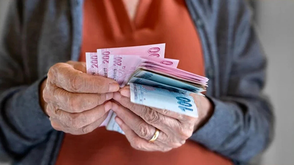 2000 öncesi sigorta girişi olanlar nasıl hesaplanıyor?<br><br>2000 yılı öncesinde sigortalı olan bir çalışanın emekli maaşı, yıllık ortalama kazancı ve gösterge rakamına göre belirleniyor. Aylık bağlama oranı yüzde 60 olarak alınıyor. Gösterge rakamı için genellikle 12.000 katsayısı kullanılıyor. Bu grubun avantajı, maaşların eski sistemde daha yüksek bağlanması. Ancak bu sistemde kalabilmek için sigorta giriş tarihinin ve prim ödeme gün sayısının 2000 öncesine denk gelmesi gerekiyor.