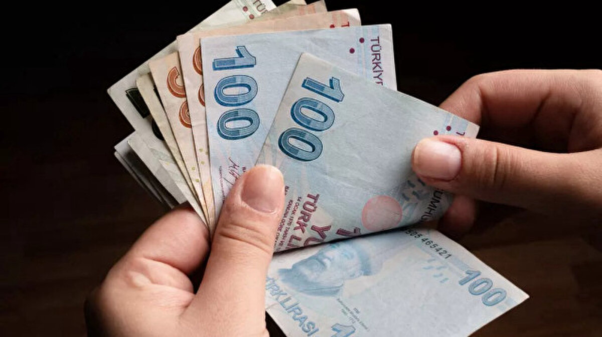 Emeklilik dilekçesi vermeye hazırlanan milyonlarca kişi, 2025 yılında SGK’dan alacakları maaşın neye göre hesaplanacağını merak ediyor. Emekli maaşı hesaplamasında en önemli kriterlerden biri olan güncelleme katsayısı, 2024 yılı verilerine göre yeniden belirlendi. TÜİK’in açıkladığı yüzde 3.2’lik büyüme hızı ve yüzde 44.38’lik TÜFE oranı dikkate alınarak 2025 yılı için güncelleme katsayısı 1.4534 oldu. Bu katsayı, emekli maaşlarında ciddi farklılıklar yaratıyor. Özellikle Ocak ve Şubat 2025’te emekli olanlar, önceki katsayı olan 1.4438 üzerinden maaş aldıkları için aradaki yüzde 0.90 fark, SGK tarafından maaşlarına yansıtılacak. 2000 öncesi sigortalı olanlar, 2000-2008 arası ve 2008 sonrası sigorta girişi olanlar için maaş hesaplama yöntemleri de farklılık gösteriyor. Bu kapsamda 2025’te emekli olacaklar için hem formül hem de tutarlar değişti. İşte yeni güncelleme katsayısı ve detaylı maaş hesaplama bilgileri…