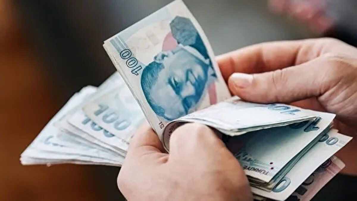 Kim ne kadar maaş alacak?<br><br>📌 2000 öncesi girişliler: Yüksek gösterge ve aylık bağlama oranı nedeniyle en avantajlı grup.<br>📌 2000-2008 arası girişliler: Orta düzey maaş, TÜFE ve büyüme oranı belirleyici.<br>📌 2008 sonrası girişliler: En düşük maaşı alan grup, düşük bağlama oranı ve yeni sistem etkili.<br>📌 2025 Mart sonrası emekliler: 1.4534 katsayısı esas alınacak.<br>📌 2025 Ocak-Şubat emeklileri: Maaş farkı ödemesi yapılacak.