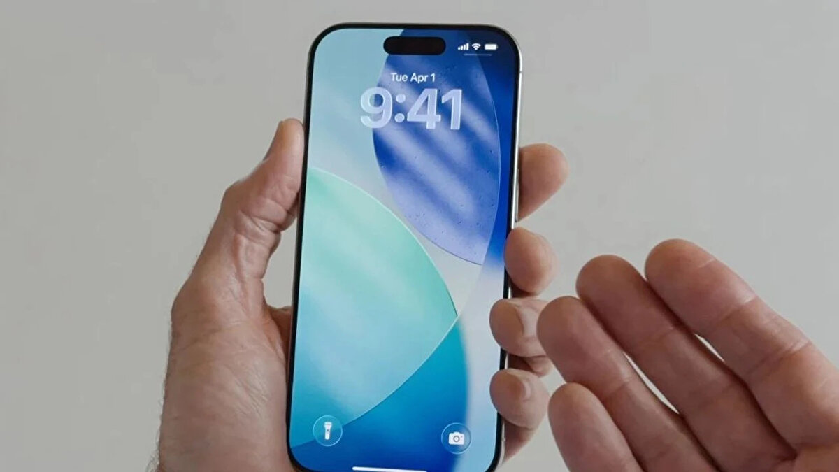 Yapay zeka pil performansını yönetecek<br><br>Uyarlanabilir Güç Modu olarak adlandırılan bu özellik, iPhone’un kullanım alışkanlıklarını analiz ederek enerji tasarrufu sağlayacak. Gerekli durumlarda işlemci gücünü sınırlayacak, ekran parlaklığını kısacak ve arka plandaki etkinlikleri optimize ederek pil ömrünü uzatacak. Kısacası cihaz, gün içinde daha uzun süre açık kalacak.<br><br>Ancak bu özellik yalnızca Apple Intelligence (AI) desteğine sahip iPhone modellerinde çalışacak. Bu da demek oluyor ki, eski iPhone modelleri bu avantajdan yararlanamayacak.