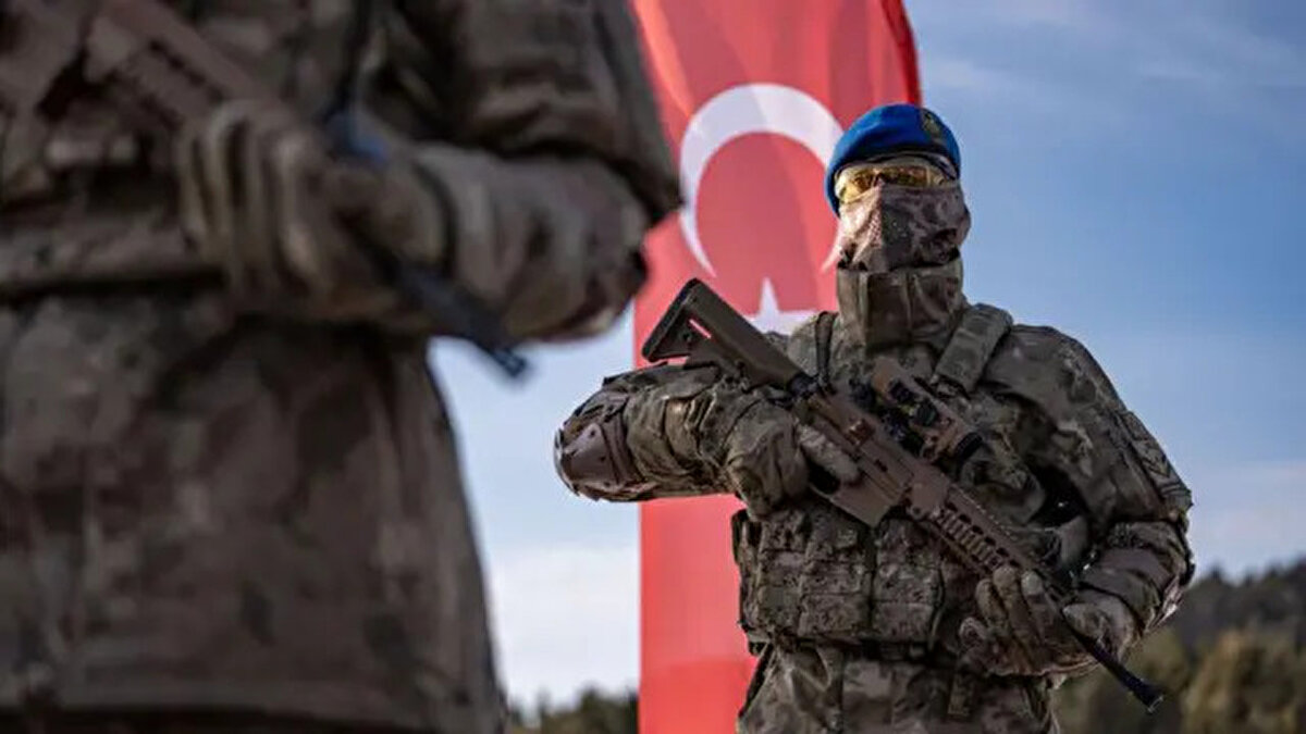 6. Türkiye<br>Stratejik köprü konumu, zorlu arazisi, güçlü savunma sanayisi (Bayraktar SİHA'ları, Altay tankı, Hisar hava savunma sistemleri) ve millî direniş kapasitesiyle Türkiye, 6. sırada yer aldı. NATO üyeliği de ülkenin savunma kapasitesini artıran unsurlar arasında.<br>