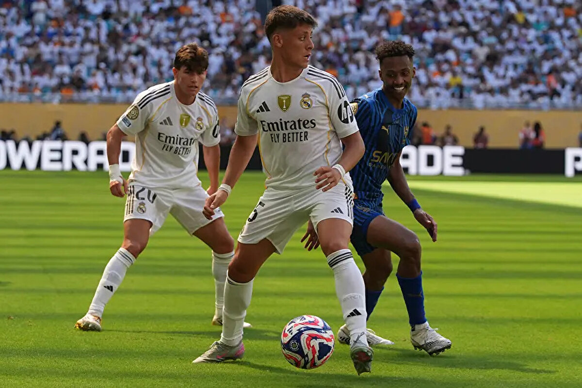 Öte yandan Arda Güler'in maçta hakem ile olan diyaloğu da sosyal medyada gündem oldu.