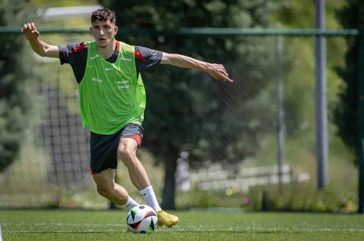 Teknik direktör Okan Buruk'un da Ahmetcan Kaplan transferine onay verdiği ve Ajax'la resmi temasların yakında başlayacağı ifade edildi.<br>v