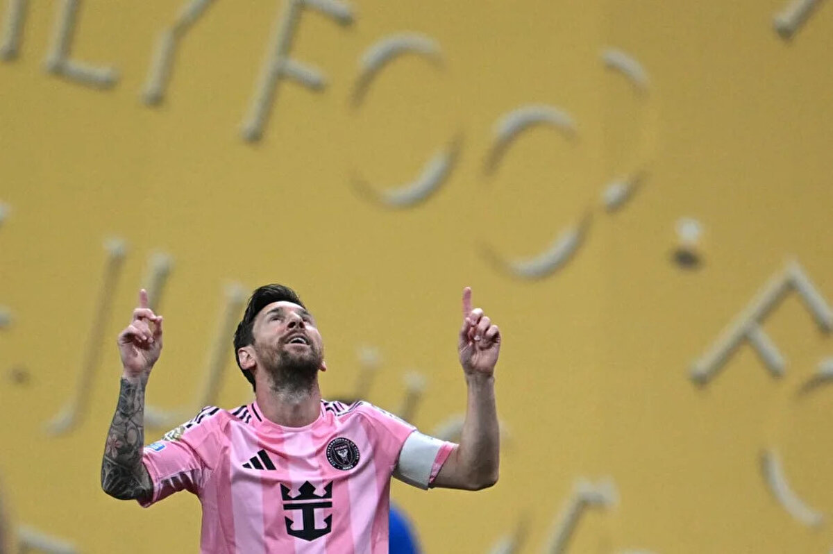 Tribündeki yaşlı kadın hayranı Messi'ye evlenme teklif etti. Kadın hayranın, "Benimle evlenir misin?" yazılı pankart tuttuğu görüldü.<br>