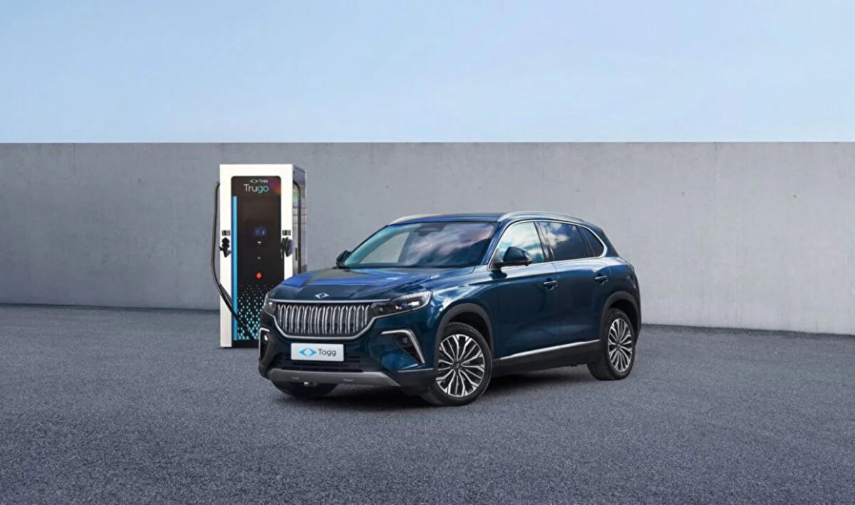 14 Mart 2023'de modellerinin fiyatları açıklanan Togg'un, ön sipariş sahipleri 29 Mart 2023'te çekilişle belirlendi. 177 binin üzerinde talep alan Togg için 2023 için planlanan toplam üretim hedefi 20 binden 28 bine yükseltildi.