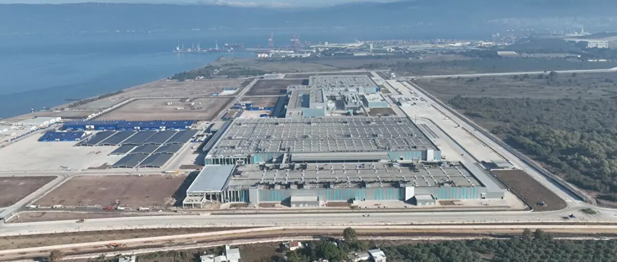 BATARYA MODÜL VE PAKETLERİ GEMLİK'TE ÜRETİLİYOR<br><br>Öte yandan, Siro Silk Road Temiz Enerji Depolama Teknolojileri 2021'de kuruldu. Farasis Enerji ve TOGG arasında yüzde 50-yüzde 50 ortaklık kuruldu. İsmini İpek Yolu’nun İngilizcesi olan Silk Road’un ilk hecelerinden alan Siro, Togg’un akıllı cihazlarında kullandığı modül ve paketleri üreterek Togg yerlilik oranına önemli katkıda bulunuyor.<br>