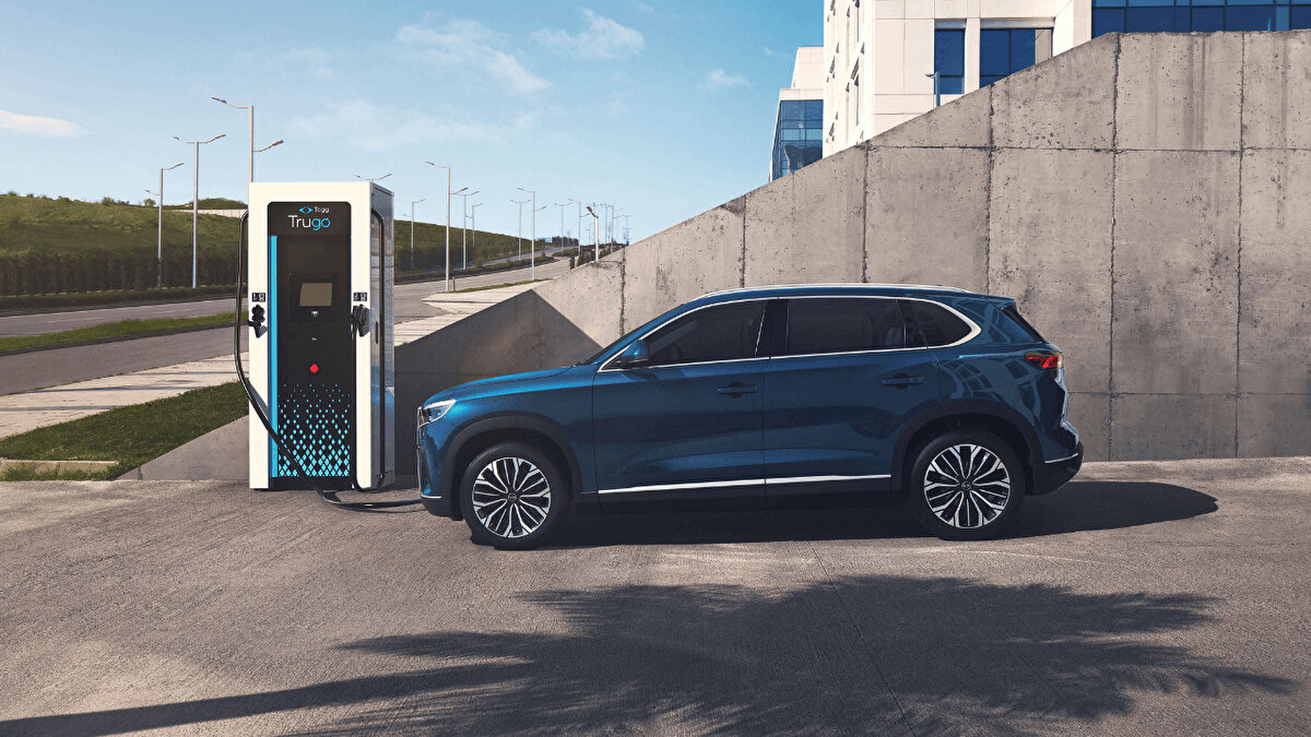 TOGG, ayrıca Trugo akıllı şarj markasıyla ilk şarj cihazlarını 11 Ekim 2022'de Bolu HighWay Dinlenme Tesisi'nde kurdu.