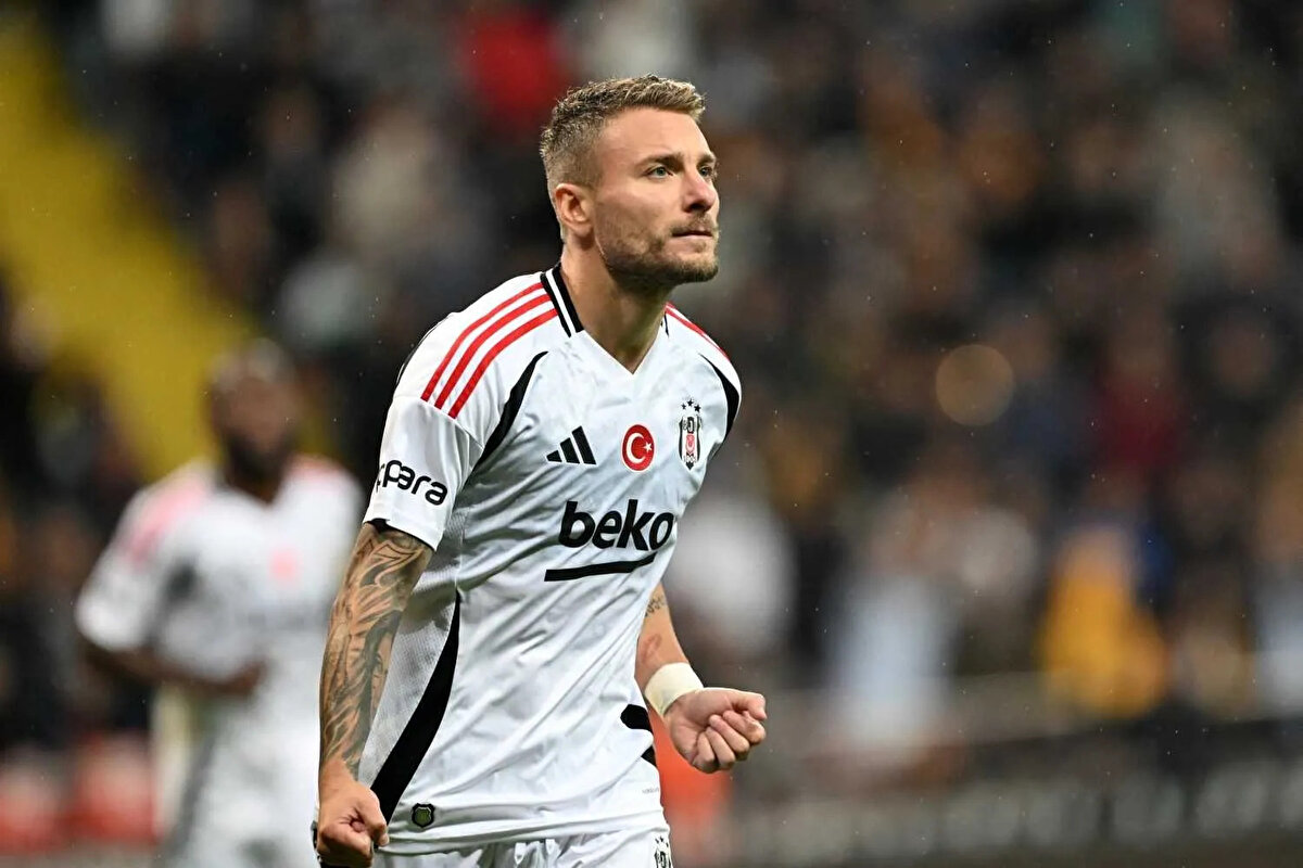 Ciro Immobile’nin Beşiktaş’tan talebi belli oldu<br><br>Beşiktaş, transfer çalışmalarını sağlıklı bir şekilde yürütmek ve önünü görmek için yeni sezonda kadrosunda düşünmediği Ciro İmmobile’nin kararını bekliyor. İtalya’ya geri dönmek isteyen tecrübeli golcü için Bologna devreye girerken İmmobile’nin de Beşiktaş’tan tazminatını almak istediği öğrenildi. <br>35 yaşındaki forvet serbest bırakılarak Beşiktaş'tan 4 milyon euro tazminat talep ediyor<br><br><br>