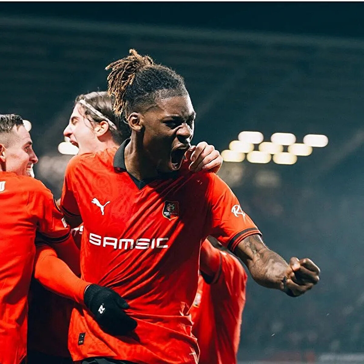 Wooh Trabzon yolcusu<br><br><br>Trabzonspor, defansa bir takviye daha gerçekleştiriyor. Bordo-mavililer, stoper bölgesinde uzun zamandır gündemde olan Christopher Wooh’un transferi için kulübü Rennes ile bonservis konusunda anlaştı. Oyuncu ile de anlaşan bordo mavili ekibin Christopher Wooh’u yakın zamanda Türkiye'ye getirmesi bekleniyor.<br><br>