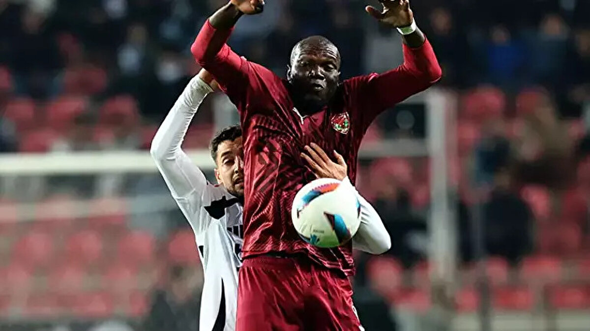 Aboubakar yeniden Süper Lig yolcusu<br><br>Süper Lig’in dikkat çeken golcüsü Vincent Aboubakar, İstanbul’a transfer görüşmeleri için geliyor.Son olarak Hatayspor forması giyen 33 yaşındaki oyuncu Kocaelispor ile transfer görüşmeleri yapmak üzere önümüzdeki günlerde İstanbul’da olacak.<br><br>(Fanatik)