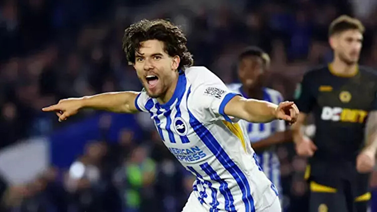 Fenerbahçe'de Ferdi Kadıoğlu ateşi tekrardan yandı<br><br><br><br>Sarı - lacivertli kulüp, geçen yıl 30+5 milyon Euro'ya sattığı oyuncuyu kiralamak istiyor. Milli futbolcunun kulübü Brighton ile görüşüp kiralama şartları soruldu.