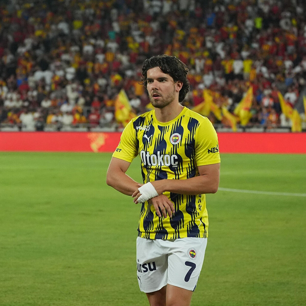 Spor Arena'da yer alan habere göre; Fenerbahçe, Ferdi Kadıoğlu'nu kiralamak için Brighton'ın kapısını çaldı.<br>