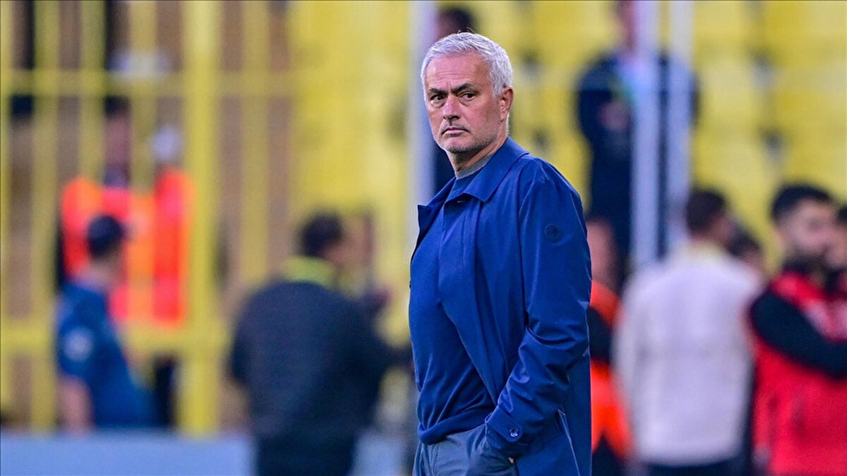 Transfer çalışmalarına devam eden Fenerbahçe kadrosuna bir bek katmak istiyor.