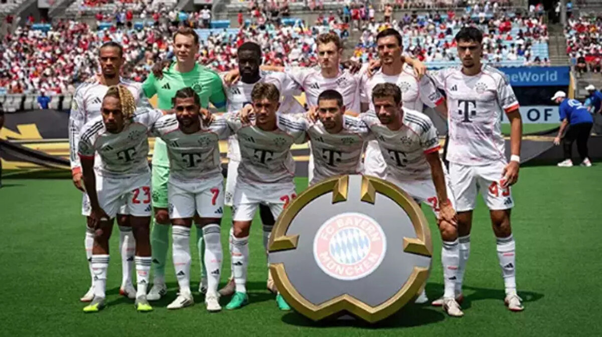 Sacha Boey, Benfica ile oynanan maça ilk 11'de başladı. Fransız futbolcu, karşılaşmada sakatlık yaşamasının ardından oyundan çıkmak zorunda kaldı. Bayern Münih'te sakatlanan Sacha Boey yerine 62. dakikada Konrad Laimer oyuna dahil oldu.<br><br>