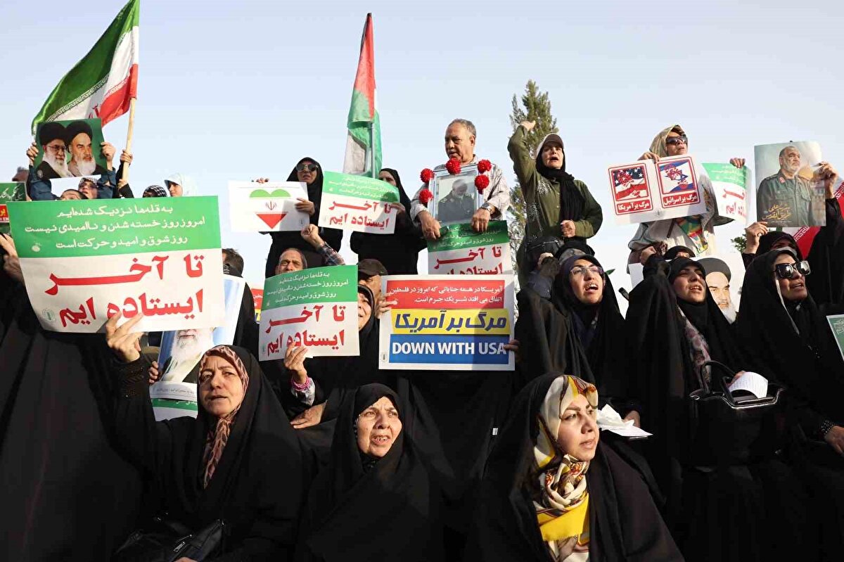 Göstericiler, "Cezalandırma devam ediyor", "İran kazandı", "Liderimizin arkasındayız", "Nükleer silah hakkımız" ve "Biz savaşmayı bilen bir milletiz" sloganları attı. İran Silahlı Kuvvetleri ve Devrim Muhafızları’na destek mesajlarının öne çıktığı gösteride, "Kahrolsun İsrail", "Kahrolsun ABD", "Siyonist rejim yok olacak", "Liderime canım feda" ve "Taviz yok" yazılı pankartlar taşındı.