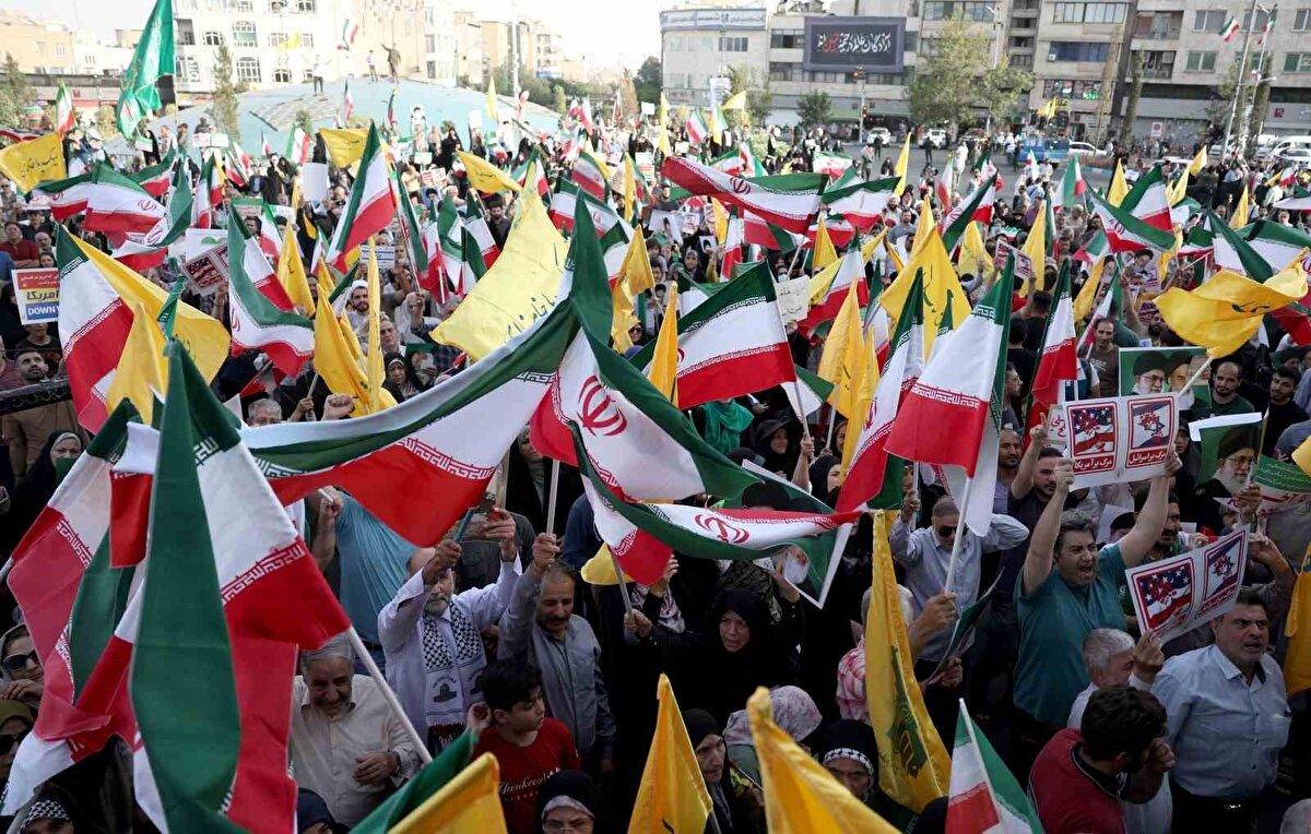 Tahran’daki İnkılap Meydanı’nda düzenlenen zafer kutlamalarında, İran, Filistin ve direniş gruplarının bayrakları taşındı.