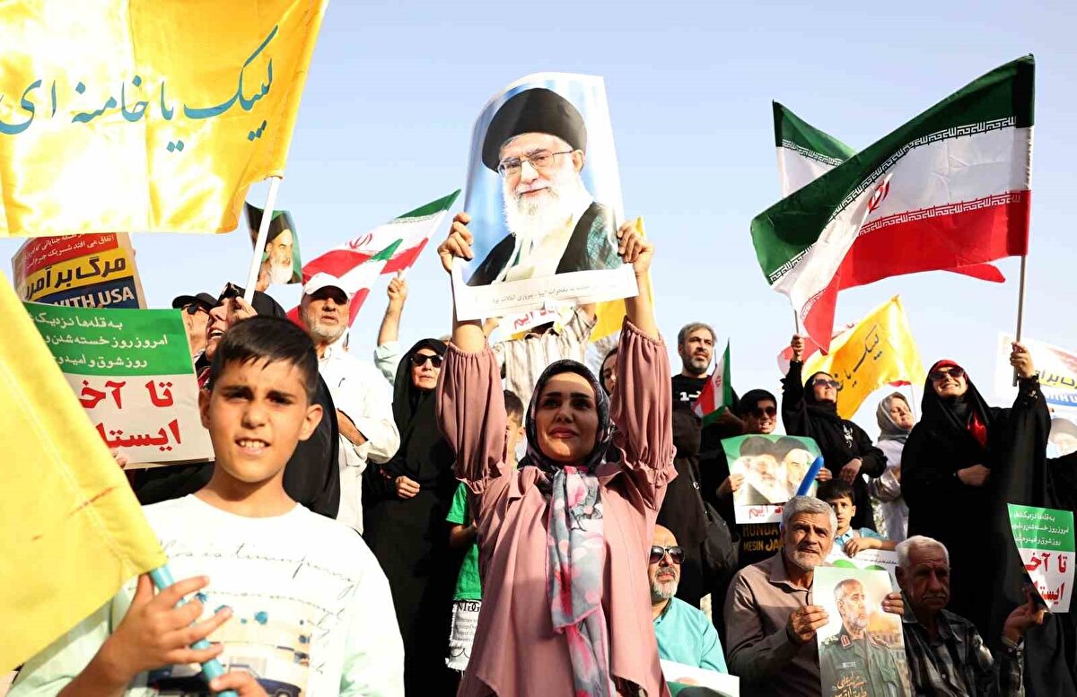 İran’ın başkenti Tahran’da on binlerce kişi, İsrail ile 12 gün süren karşılıklı saldırıların ardından varılan ateşkesi kutlamak için sokaklara indi.