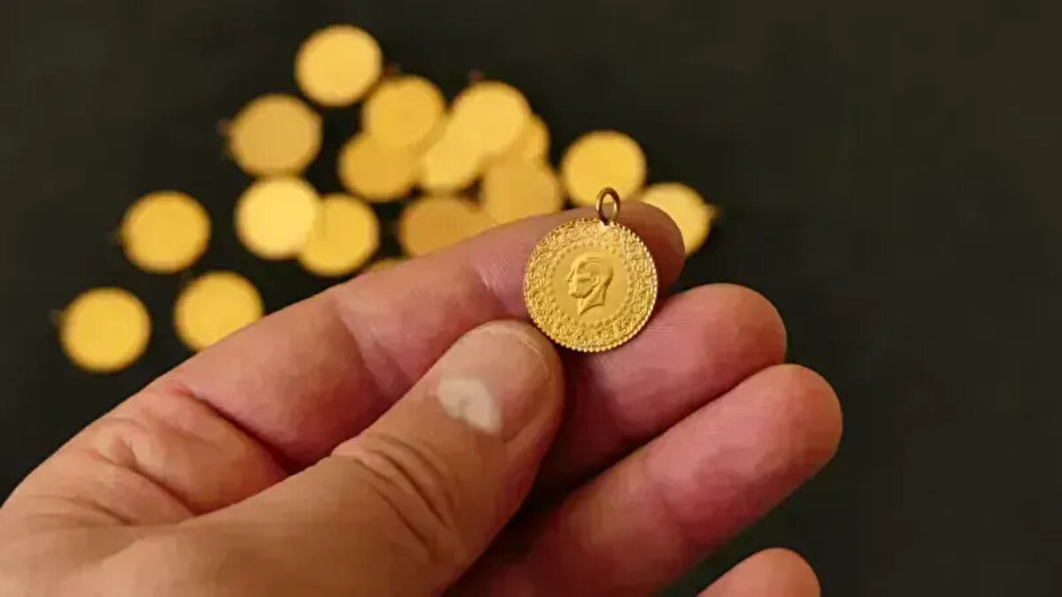 Çeyrek altın fiyatı bugün ne kadar?<br><br>Vatandaşların en çok merak ettiği ürünlerden biri olan çeyrek altın da 25 Haziran 2025 itibarıyla 7.125 TL seviyesinden satılıyor. Düğün sezonunun da etkisiyle çeyrek altına olan talep artarken, fiyatlar piyasalardaki gelişmelere paralel şekilde hareket ediyor.