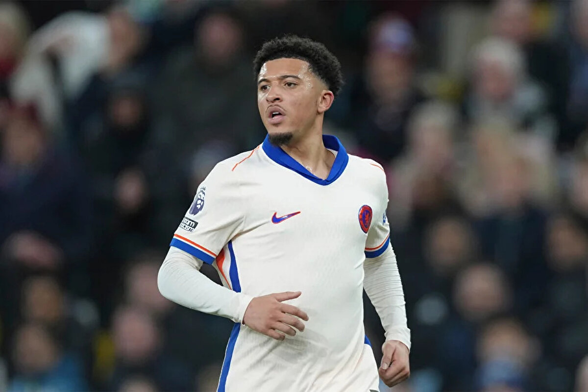 Sancho'da Fenerbahçe'ye rakip var<br><br>Juventus ve Napoli'nin de istediği Jadon Sancho için Fenerbahçe, 1 yılı opsiyonlu 4 yıllık sözleşme ve 12 milyon euro maaş önerdi. Manchester United'a ise 18 milyon euroluk teklif yapıldı. Görüşmeler olumlu ilerlerken transferin durumu kısa süre içinde netlik kazanacak.<br><br>(Fanatik)