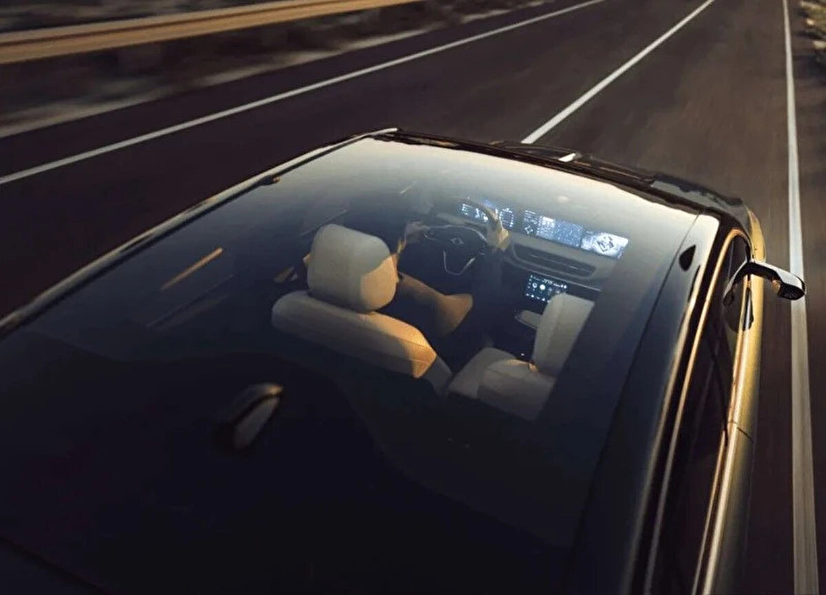 340 KM menzil ile şehir içi kullanıma uygun<br><br>Togg T10F’in giriş seviyesi modelinde 340 km’ye kadar menzil sunulacağı belirtiliyor. Bu değer, özellikle şehir içi sürüşlerde kullanıcılar için fazlasıyla yeterli olabilir. Gelişmiş batarya yönetimi ve hızlı şarj desteği sayesinde araç, kısa sürede yeniden yola çıkmaya hazır hale gelebilecek.