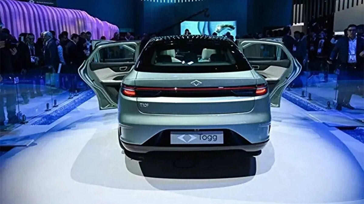Türkiye'nin yerli ve milli otomobil markası Togg, ilk modeli T10X ile pazarda büyük bir ivme yakalamışken şimdi de gözünü elektrikli sedan segmentine dikti. Yeni modeli T10F ile karşımıza çıkan Togg, bu kez fastback tasarımı, teknolojik altyapısı ve iddialı fiyat politikasıyla gündemde. Henüz resmi fiyat listesi açıklanmamış olsa da, kulislerde konuşulan rakamlar T10F’in giriş seviyesi için oldukça cazip bir tablo çiziyor.