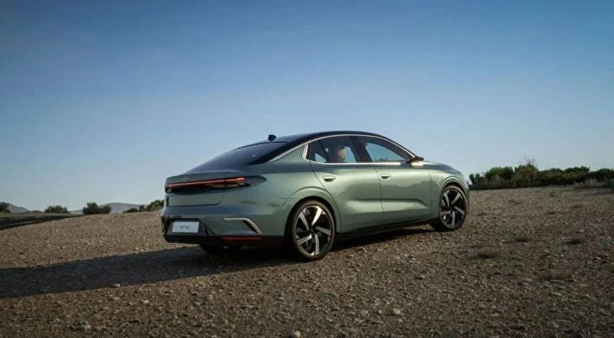 Uzun menzilli ve dört çeker seçeneği de geliyor<br><br>T10F’in sadece başlangıç versiyonu değil, uzun menzilli ve çift motorlu versiyonları da yolda. Bu versiyonun 600 kilometreyi aşan bir menzil sunması beklenirken, performans açısından dört çeker (AWD) sistemi ile donatılması planlanıyor. Tahmini fiyat aralığı ise 1.7 milyon TL ile 1.9 milyon TL arasında konuşuluyor. Ancak Togg’un uygun fiyat politikasını sürdürmesi durumunda bu versiyonun da daha uygun bir fiyatla gelmesi sürpriz olmayacak.