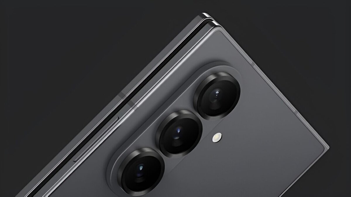 İtalya’da KDV dahil açıklanan bu rakamlar üzerinden Türkiye’deki olası fiyatları hesapladığımızda, vergi yükü ve kur farklarıyla birlikte durum daha da çarpıcı hale geliyor. Şu anki kura göre:<br><br>1 Euro ≈ 46,13 TL<br><br>Buna göre vergiler hariç bir hesapla bile:<br><br>Galaxy Z Fold 7 (256 GB): Yaklaşık 102.700 TL<br><br>Galaxy Z Flip 7 (512 GB): Yaklaşık 65.700 TL<br>Ancak Türkiye’deki ÖTV, KDV ve diğer vergilerle birlikte bu cihazların Fold 7 için 130.000 TL, Flip 7 için ise 85.000 TL civarına satılması bekleniyor.