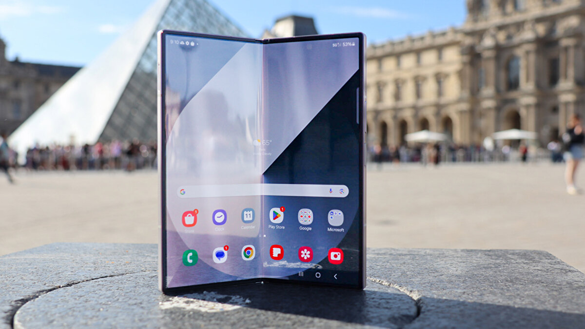  Z Fold 7 ve Flip 7'de hangi yenilikler var?<br><br>Galaxy Z Fold 7, 8 inçlik inceltilmiş çerçeveli iç ekranı, 200 MP ana kamerası ve Qualcomm’un yeni Snapdragon 8 Gen 4 "Elite" yonga setiyle üst düzey performans vadediyor. Ayrıca ekranın, Galaxy Z Fold Special Edition’daki 1968 x 2184 çözünürlükte olması bekleniyor.<br><br>Galaxy Z Flip 7 ise Android 16 tabanlı One UI 8 arayüzüyle geliyor. Exynos 2500 işlemciye sahip olacak cihaz, 4 inçlik kapak ekranı ve uydu bağlantı desteği gibi önemli yenilikler sunuyor. Ancak dar yapıda ısınma ve pil verimliliği gibi teknik detaylar hala soru işareti.