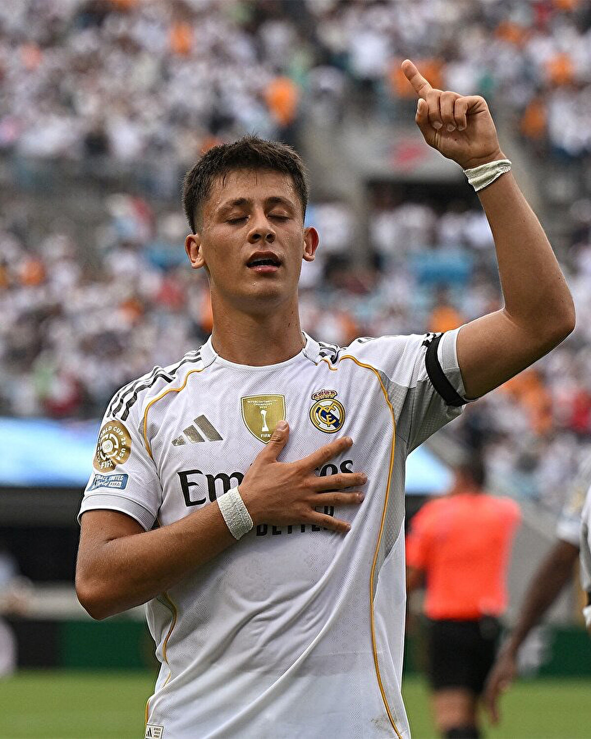 Real Madrid taraftarlarının büyük destek verdiği Arda Güler'in yeni sezonda takımın vazgeçilmez oyuncuları arasında olması bekleniyor.<br>