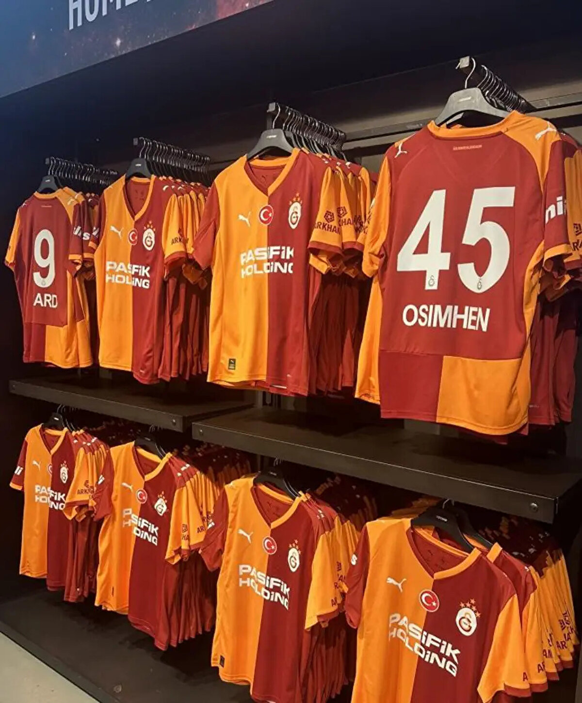 Bu detay sosyal medyada kısa süre içerisinde gündem olurken, "Osimhen'le anlaşma sağlandı mı?" sorusu akıllara geldi. Osimhen'in isminin formaya yazılabilmesinin sebebi ise 30 Haziran 2025'e kadar Galatasaray ile kiralık sözleşmesinin bulunması.<br>